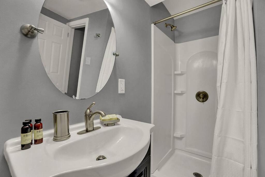 Suites On Seneca - Gorgeous One Bedroom Apartment Гаррисберг Экстерьер фото